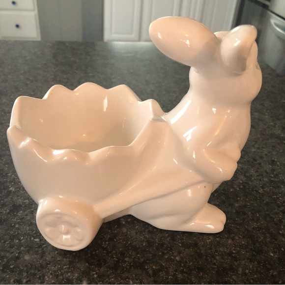 Ceramic Bunny pulling an Easter Egg - Picture 8 of 11